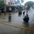 Zbog oluje 7.000 ljudi evakuisano u Indiji, škole, fakulteti, banke i fabrike zatvoreni