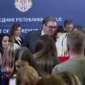 Vučić podelio paketiće deci Predsednik primio predstavnike Udruženja, roditelje i decu obolelu od retkih bolesti (video)