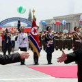 Severna Koreja i Rusija: Limuzina, servis za čaj i ‘biste’ među poklonima koje su razmenili Putin i Kim