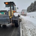 Putari sa teškom mehanizacijom satima na terenu: Prvi sneg dočekan spremno FOTO