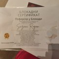 Blokadni sertifikat: Maturanti uručili poklon profesorki Rogan