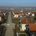 Divlji zapad u Koceljevi građani ne mogu da uđu u opštinu: Žena načelnika "brani" ulaz nepodobnima (video)
