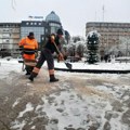 Intenzivirano uklanjanje snega sa javnih površina, radnici i mehanizacija u pripravnosti 24 časa (FOTO)