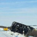 Kamion sleteo sa puta, pa se prevrnuo u njivu: Saobraćajna nesreća kod Velike Grede