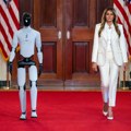 Melanija Tramp ušetala s robotom u Belu kuću, ali svi gledaju u njena stopala: Perfektno belo odelo i vrtoglave štikle…