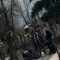 Ćerka i udovica izašle na groblje, utučene na godišnjicu Željkove smrti: Grob pretrpan cvećem