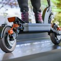 Devojčica (12) poginula na električnom trotinetu, lekari se bore za život njene drugarice: užas u Austriji