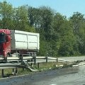 (Foto, video) Drama na auto-putu Vozač zaspao za volanom, šleper potpuno smrskao zaštitnu ogradu kod isključenja za Smederevo…
