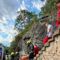 (Foto) Drama u Novom Sadu: Muškarac pronađen u podnožju Petrovaradinske tvrđave, vatrogasci ga izvukli iz tunela, hitno…