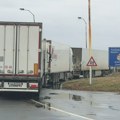 Na graničnom prelazu Batrovci teretna vozila čekaju sat vremena na izlaz