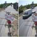 Pojavio se jezivi snimak sa pružnog prelaza koji ledi krv! Vozači i dalje obilaze spuštene rampe, kao da tragedija kod Odžaka…