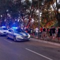 Automobil izleteo sa kolovoza u centru Kraljevu, teško povređeni majka i dete