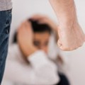 Muškarac optužen da je zlostavljao suprugu, ćerki dao pištolj da puca u njega
