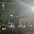 Okupljanje i ispred Pinka: Kordon policija ispred zgrade