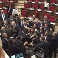 (Video) Opšta tuča poslanika! Udarali se i psovali u prenosu uživo, po iscepane i krvave poslanike došla Hitna pomoć: Brutalan…