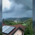 Zastrašujući snimak tornada u Sloveniji! Pijavica lomi drveće i delove krovova, munje paraju nebo: Brzina vetra bila veća…