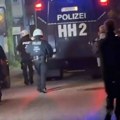 Haos na nemačkim ulicama za Noć veštica: Maskirani ljudi demolirali izloge, policija upotrebila vodene topove