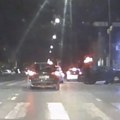 VIDEO Točkom upao u rupu, pa udario u semafor
