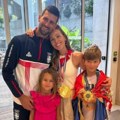 Ovo je poenta svega! Jelena objavila emotivnu fotografiju sa Novakom i decom! Svi su na okupu posle osvajanja Olimpijskih…