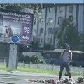 Muškarac urinirao po cveću ostavljenom za nastradale pod nadstrešnicom
