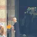 Dušica Jakovljević slomljena od bola: Jeca na sahrani Vuka Dapčevića, u ruci nosi veliku suzu