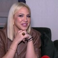 Milica Todorović pozirala potpuno naga: Pevačica samo grudi prekrila rukama, a svi gledaju u njenu skrivenu tetovažu
