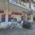 Novosađani deponovali smeće ispred prostorija SNS-a: Kontejner sa natpisom “glasačka kutija”