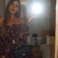 (Фото): Анастасија Ражнатовић објавила слику из хотелске собе, дуге ноге у првом плану: Блиста у хаљини са голим раменима