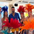 FOTO Novak na Korčuli saletele plesačice: Opsedaju ga Hrvati za fotografiju, a on ručao sa legendom fudbala