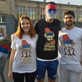 FOTO Bračni par iz Beograda bodri „orlove“ sa posebnim majicama: „Srbijo pumpaj“