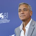 Džordž Kluni večeras predstavlja novi film u Veneciji Slavni glumac deli platno sa ovim velikim komičarem