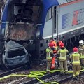 Stravičan sudar automobila i voza: Auto u plamenu odbačen na susedni kolosek, sekunde delile 600 putnika od tragedije (foto)