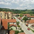 Žena koja je napala doktorku i ujela policajca zadržana na lečenju