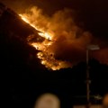 Bukti novi požar kod Omiša: Vatrena stihija juri ka kućama; Stanovnici bez struje FOTO