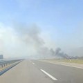 Gori divlja deponija kod Vlasotinca, gust dim prekrio auto-put