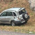 "Tojota" sletela sa puta! Nesreća između Krčagova i Sevojna, nema teže povređenih (foto)