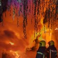 (Foto) Vatrena kupola prekrila dvorište, kuća Bojovića izgorela do temelja! Jeziv požar u Gostunu: Vatrogasci, granična…