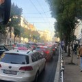 (Foto, mape) Centar grada u kolapsu, vozila stoje u mestu i po 10 minuta. Putnici izlaze iz autobusa i nastavljaju pešaka, evo…