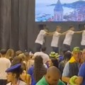 Neki novi klinci: Gimnazijalci iz Hrvatske u beogradskoj dvorani igrali uz poznatu pesmu iz Zagorja, pridružila im se većina…