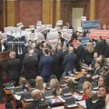 Konstituisana Skupština, poslanici dve opozicione koalicije se zakleli van sale (VIDEO/FOTO)