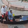 Bolje od venecije! Urnebesna vožnja gondolom snimljena u Severnoj Makedoniji: Ljudi u čudu gledaju par koji se vozi (video)