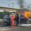 Jeziva eksplozija na: Auto-putu, poginuo dečak Vatrogasci pokušavaju da izvuku ljude iz plamena dok vatra "guta" automobil…