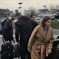 (Foto) breninog sina dočekala devojka na aerodromu: Viktor vozi besnu mašinu, Sofija bez trunke šminke