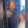 (Uznemirujući video) vozač autobusa bije ženu! Stravičan snimak iz Novog Sada - rođaka tvrdi da je muškarac tukao majku i…