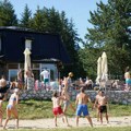 Na Borskom jezeru sport za humanost: Turnir u odbojci za pomoć četvoro mališana