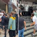 Sukob građana i policije ispred Državnog univerziteta u Novom Pazaru: Letele flaše i kamenice (Foto, video)