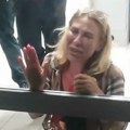 Jeziva scena na aerodromu Žena vrištala, lupala na vrata i molila da je puste da uđe u avion, snimak otkrio šokantnu istinu…