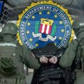 Autom se zakucao u kapiju zgrade FBI: Drama u Pitsburgu: Nepoznati muškarac bacio zastavu u sedište federalaca