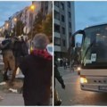 Nasilna intervencija Žandarmerije u Novom Sadu, građani jajima gađali autobus