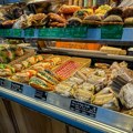 Pekar zarađuje 160.000, prodavac 110.000, a oni čak 300.000 dinara: Kolike su plate u pekarama u Srbiji